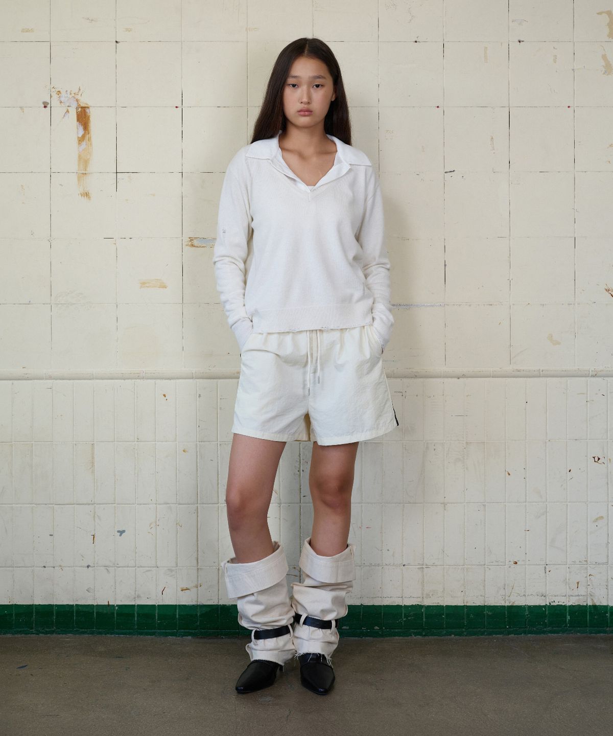 무드베러(MOODBETTER) DEEP V NECK DAMEGE KNIT IVORY