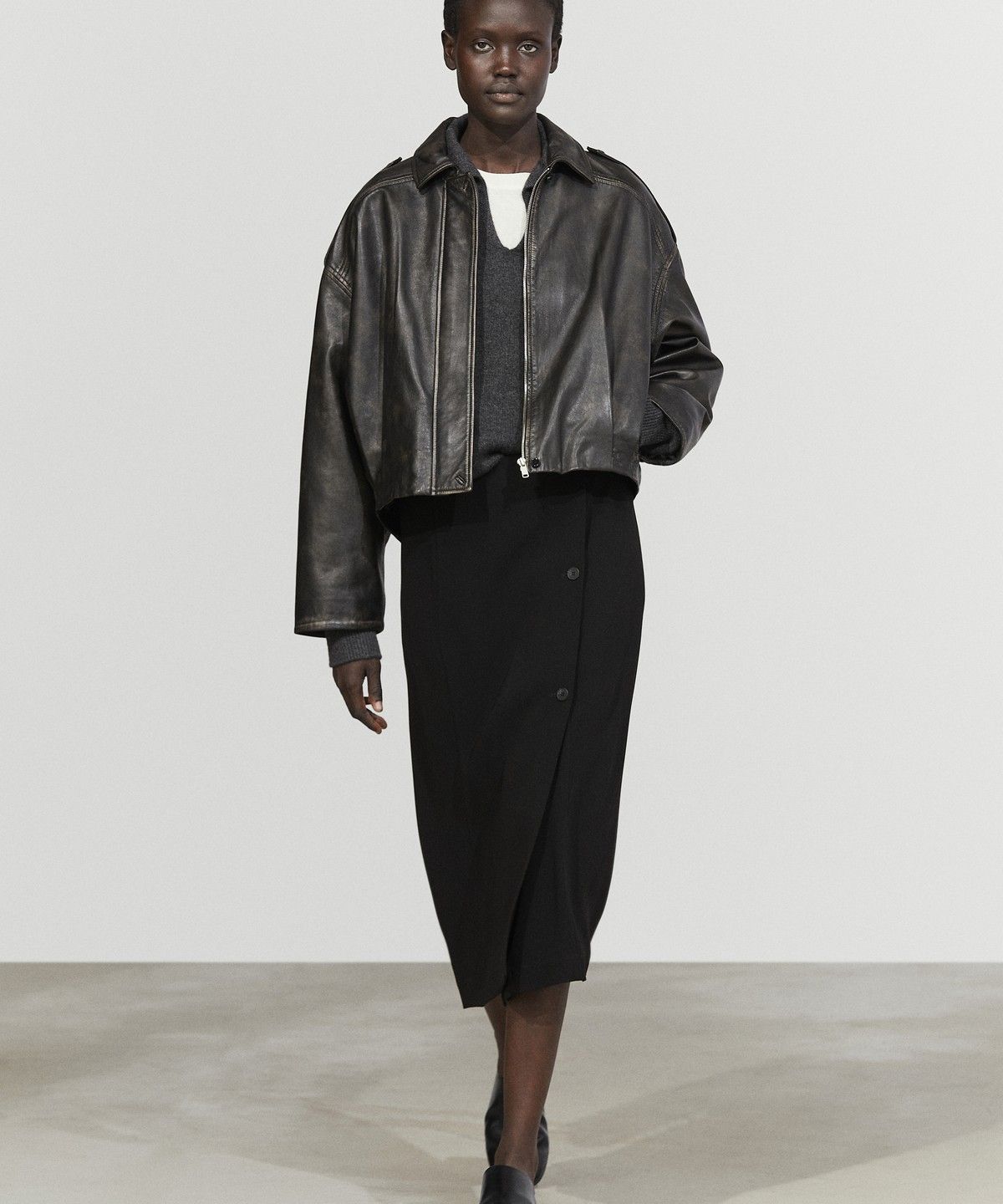 마시모두띠(MASSIMO DUTTI) 버튼 디테일 미디 스커트