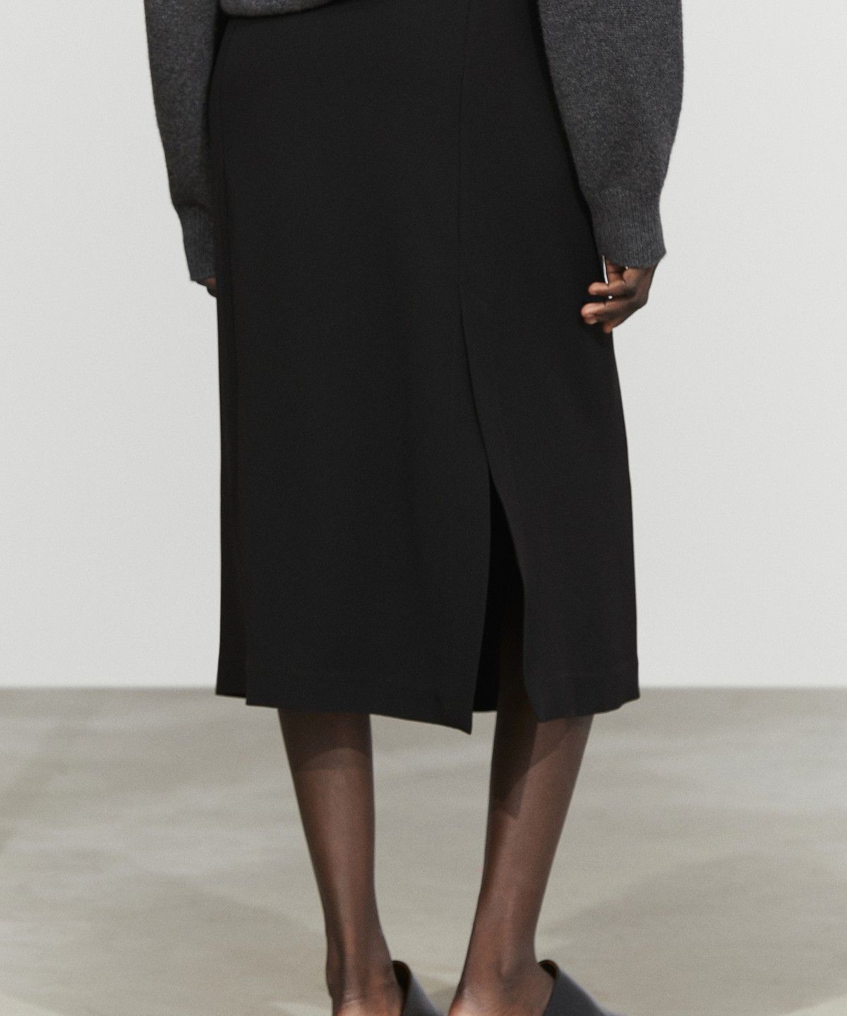 마시모두띠(MASSIMO DUTTI) 버튼 디테일 미디 스커트