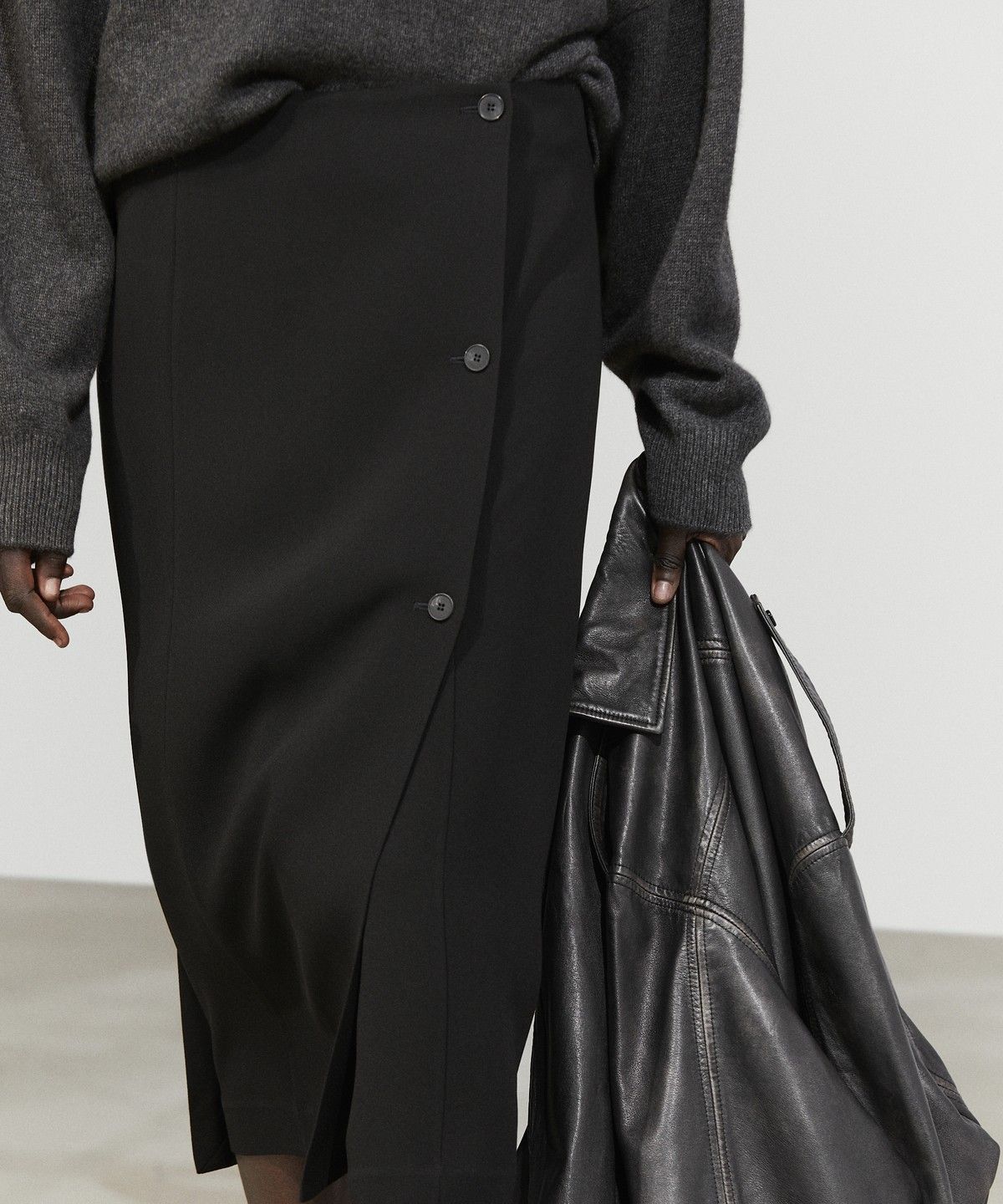 마시모두띠(MASSIMO DUTTI) 버튼 디테일 미디 스커트