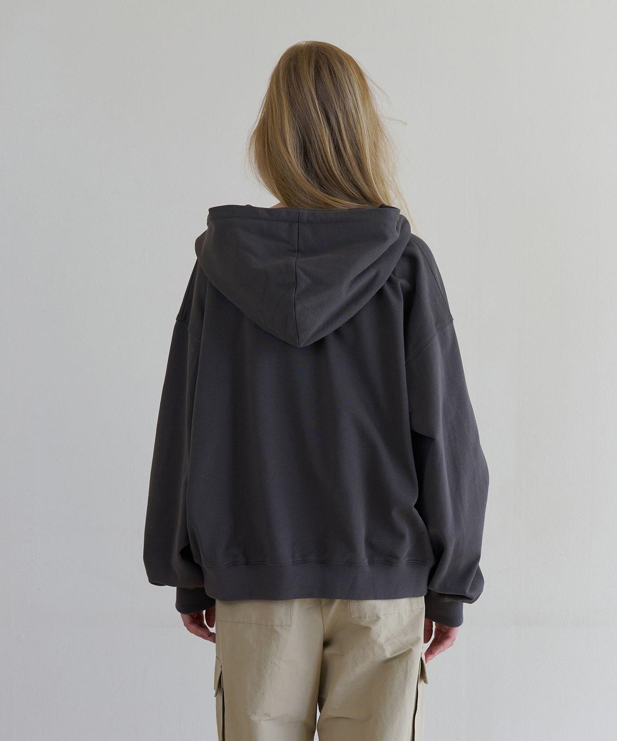톤드(TONED) Fuzzy logo hooded zip up (chacoal)