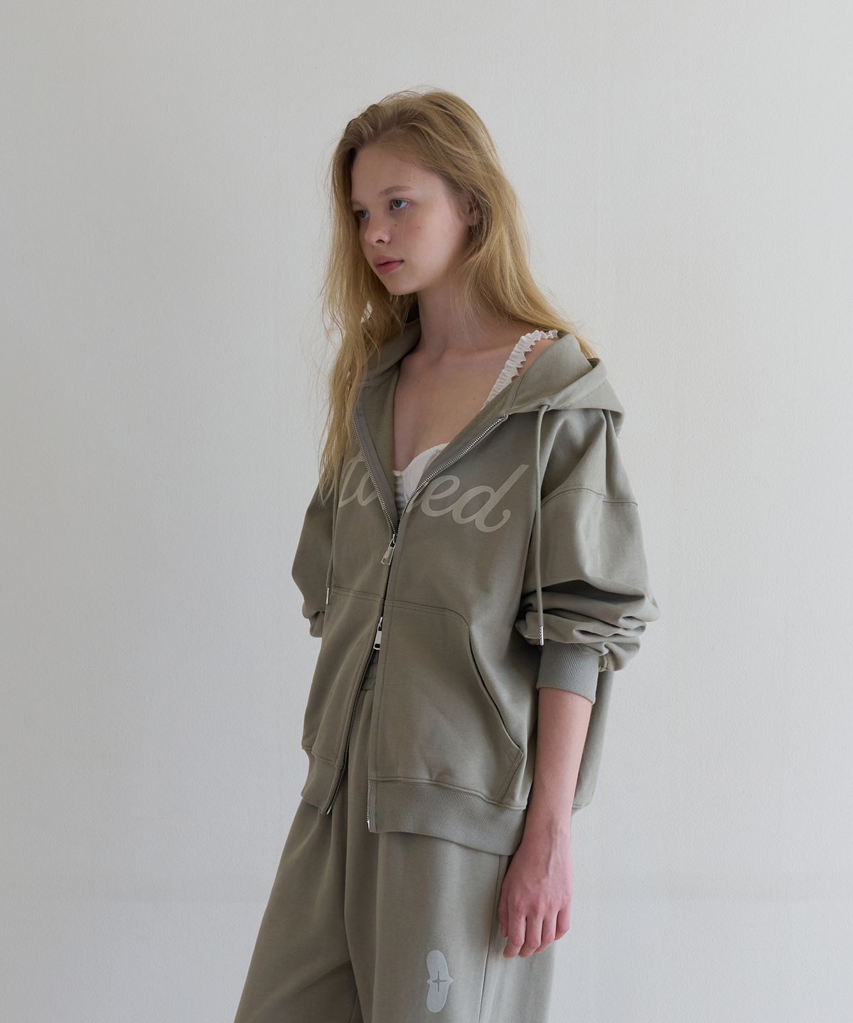 톤드(TONED) Fuzzy logo hooded zip up (sage green)