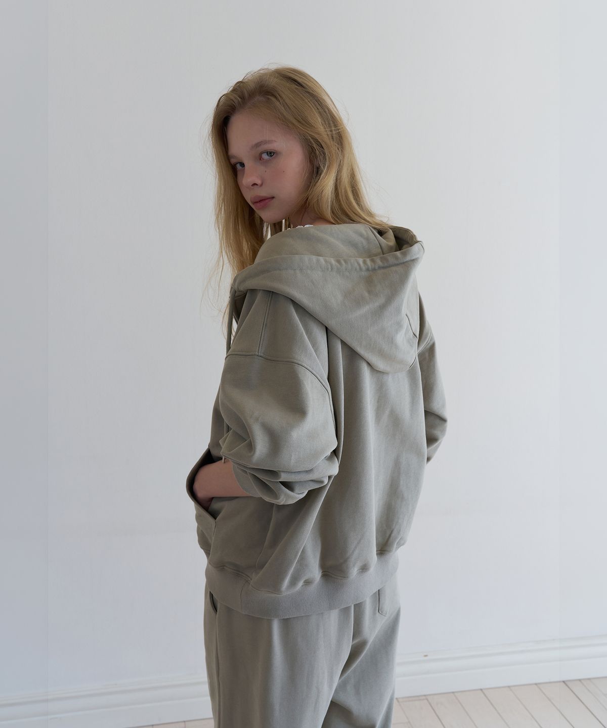 톤드(TONED) Fuzzy logo hooded zip up (sage green)