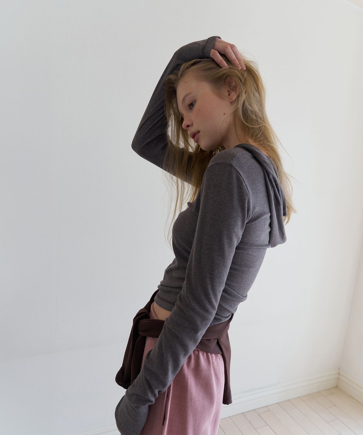 톤드(TONED) Side shirring button hooded tee (taupe)