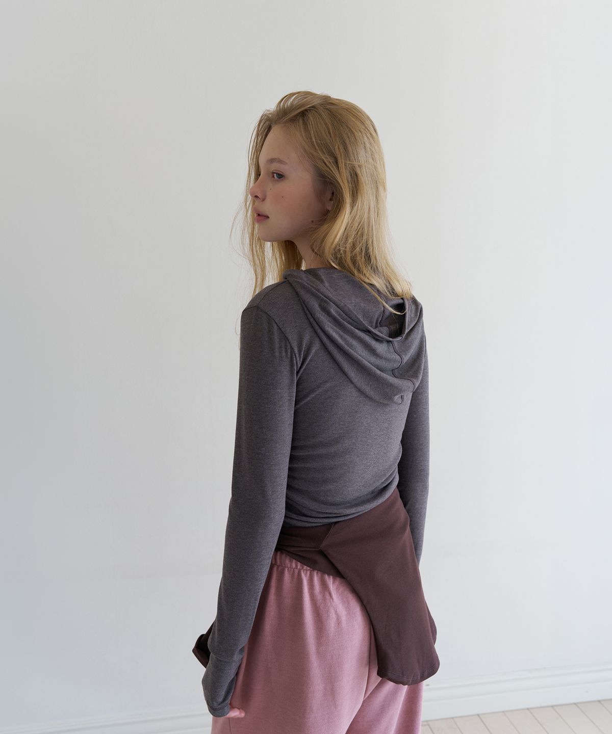 톤드(TONED) Side shirring button hooded tee (taupe)