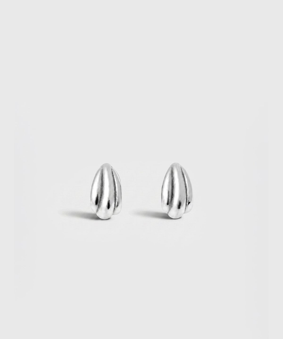 룩캐스트(LOOKAST) 미니 쉘 이어링 / MINI SHELL EARRINGS_2colors