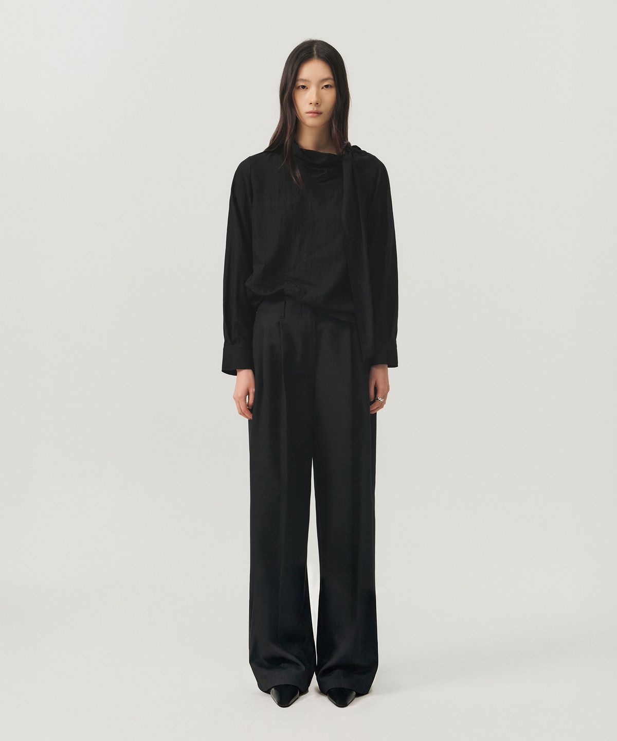 룩캐스트(LOOKAST) 울 개버딘 플리츠 테일러드 팬츠_블랙 / WOOL GABARDINE PLEATED TAILORED PANTS_BLACK