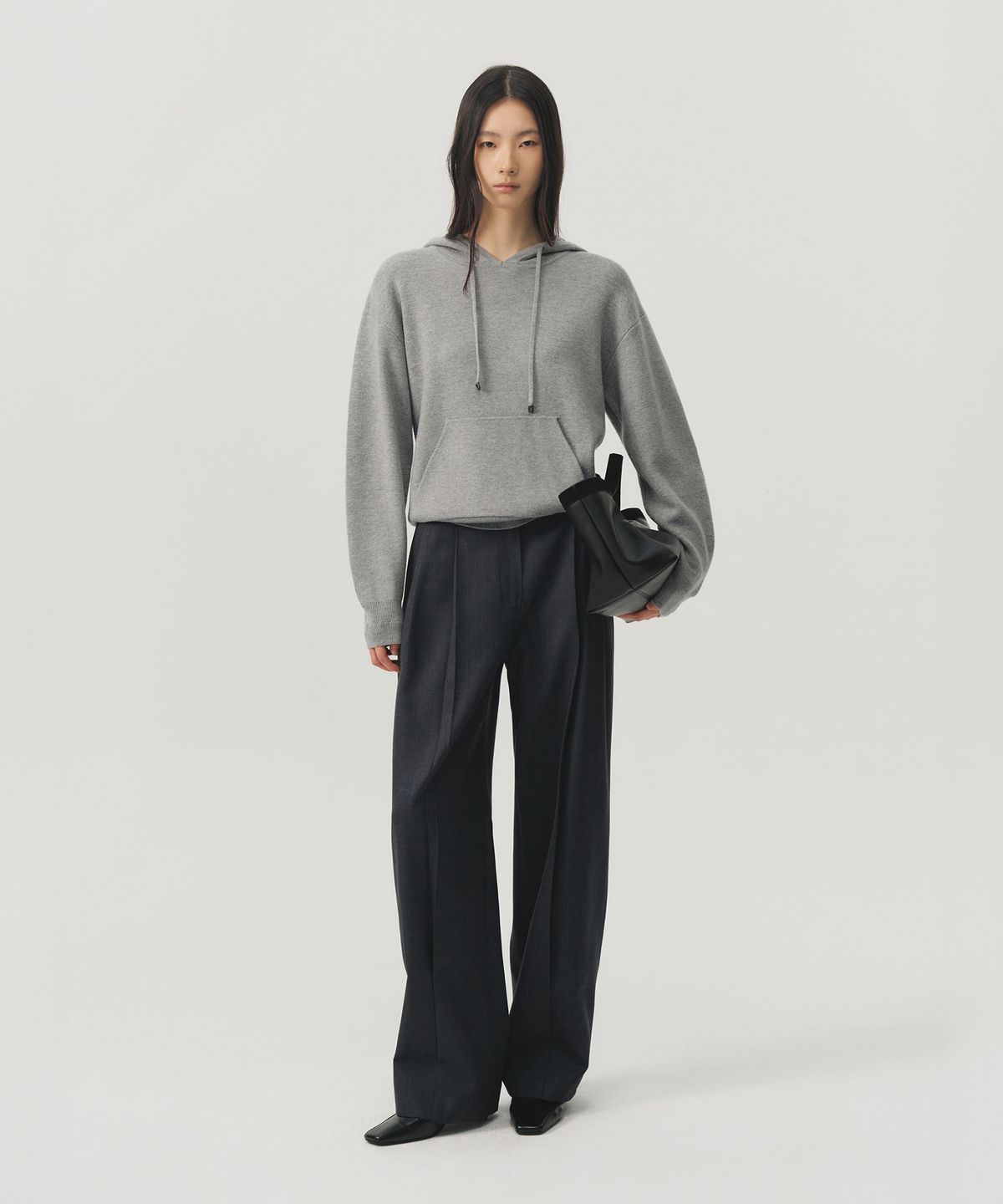 룩캐스트(LOOKAST) 울 개버딘 플리츠 테일러드 팬츠_차콜 / WOOL GABARDINE PLEATED TAILORED PANTS_CHARCOAL