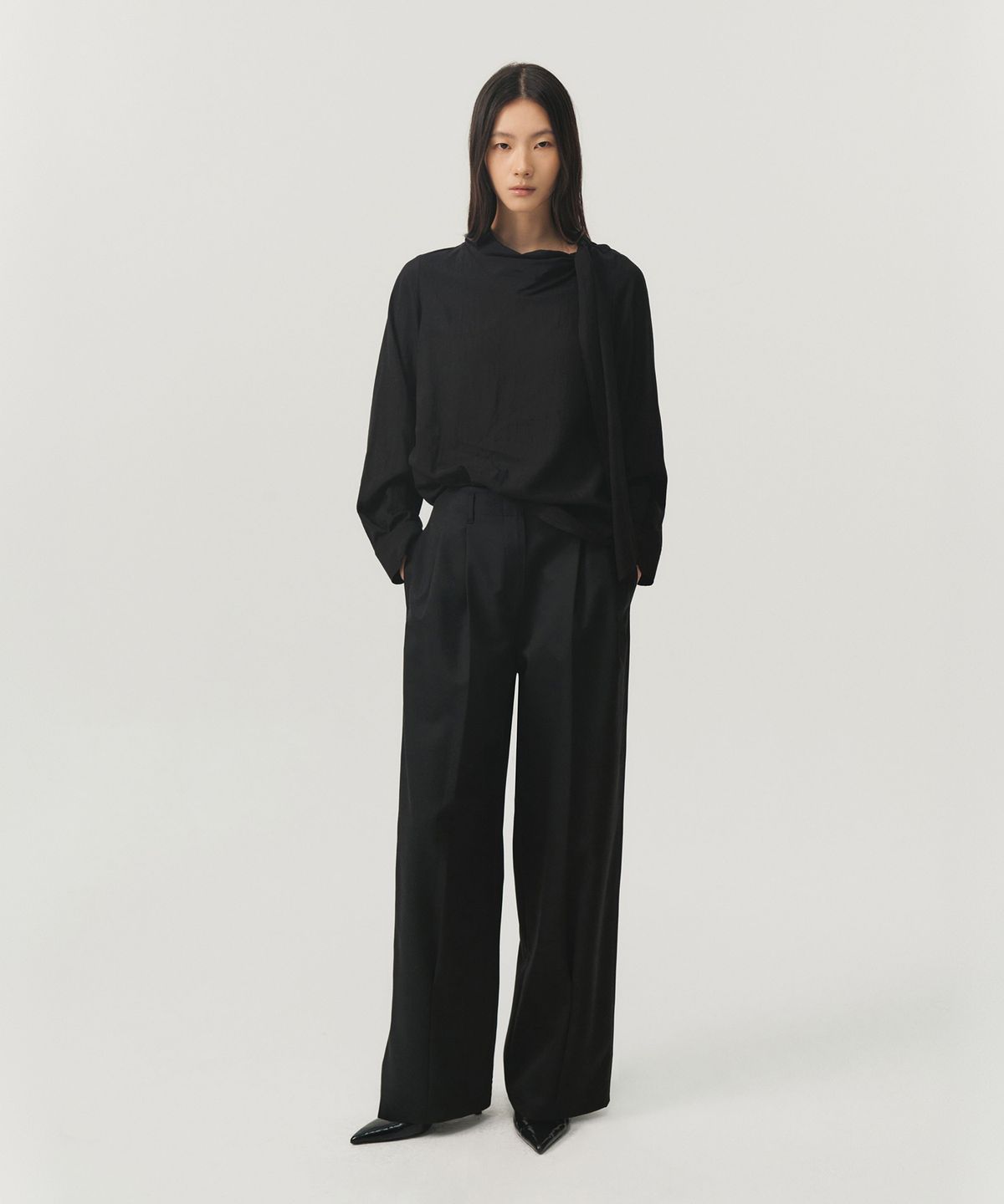 룩캐스트(LOOKAST) 스카프 카울 넥 블라우스_블랙 / SCARF COWL NECK BLOUSE_BLACK