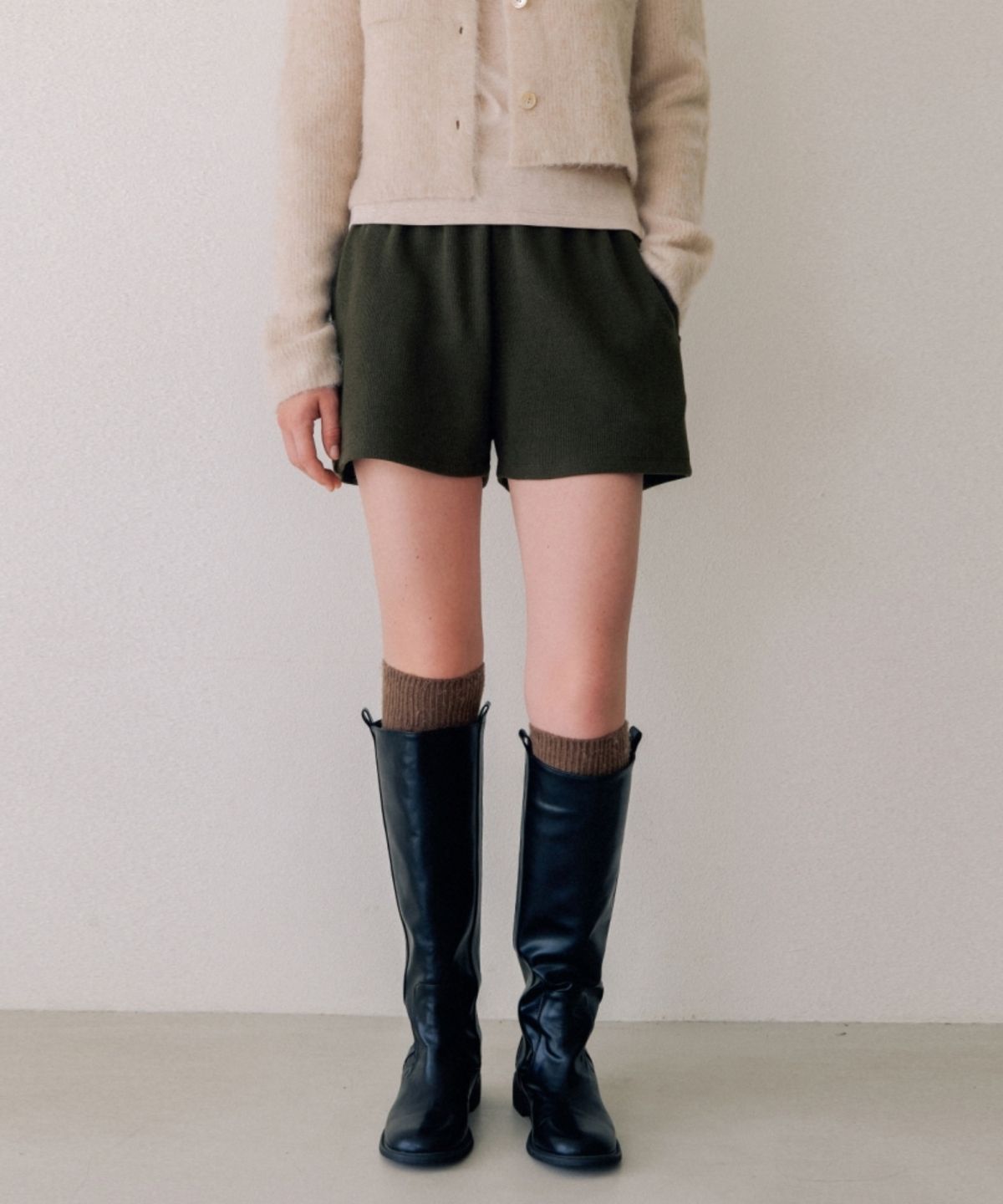 어나우트(UNNOUT) COZY BANDING SHORTS KHAKI