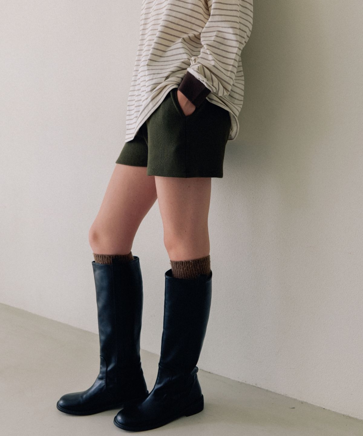 어나우트(UNNOUT) COZY BANDING SHORTS KHAKI