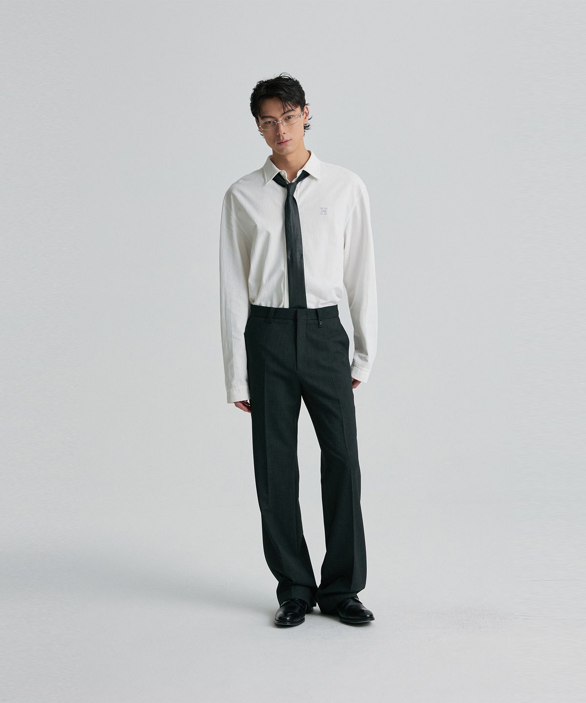 리이 맨(RERHEE MEN) TAILORED BOOTCUT TROUSERS CHARCOAL