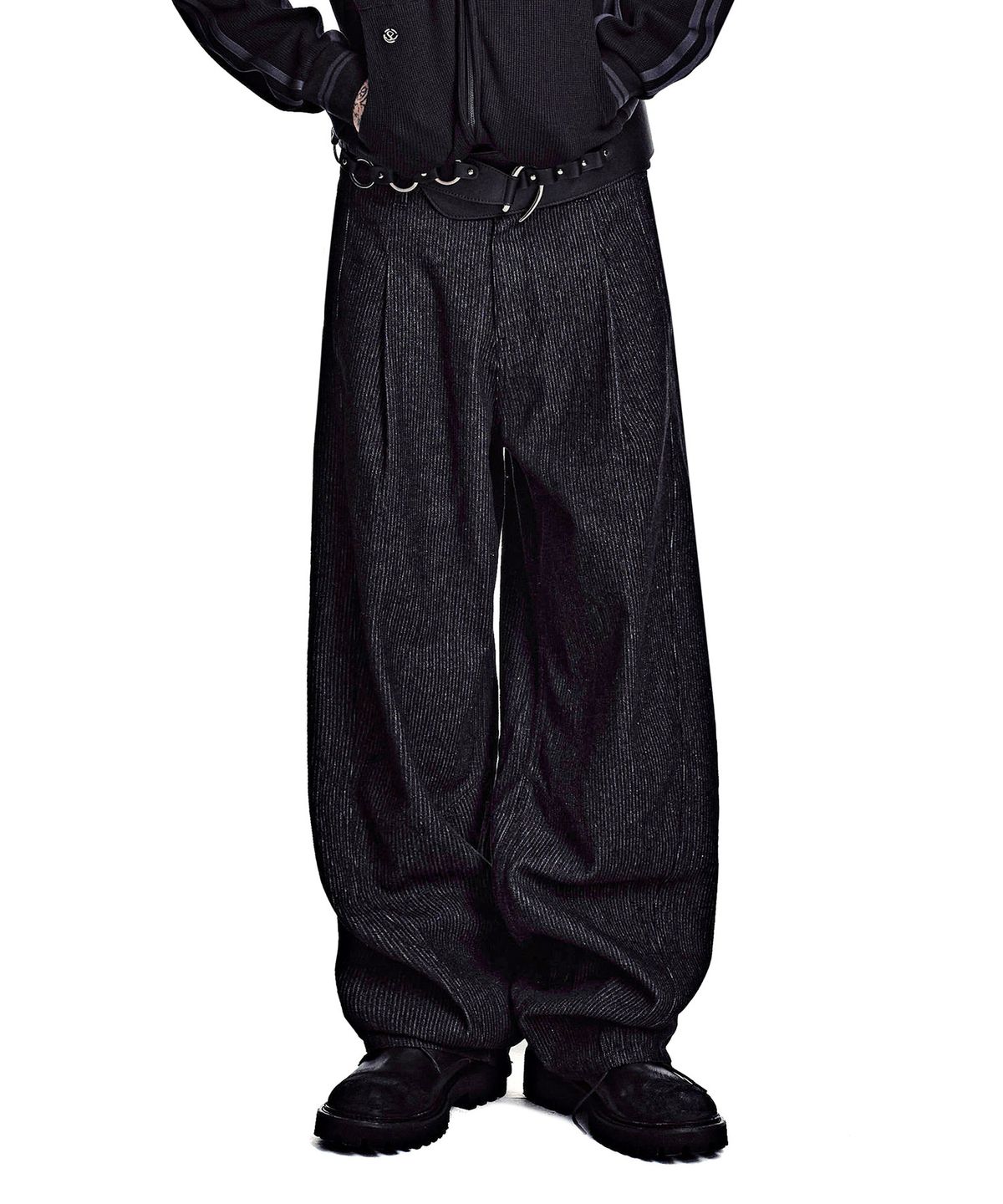 세컨모놀로그(SECONDMONO) Pinstripe Curved Denim Pants [BLACK]_SEPT084BLACK