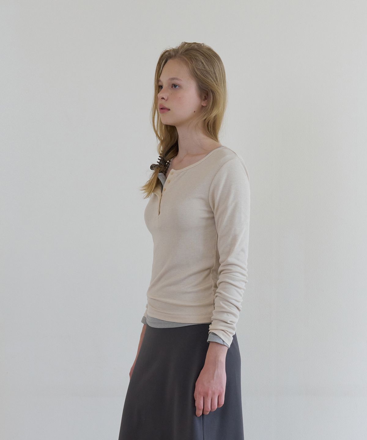 톤드(TONED) Henley neck long sleeve t-shirt (beige)