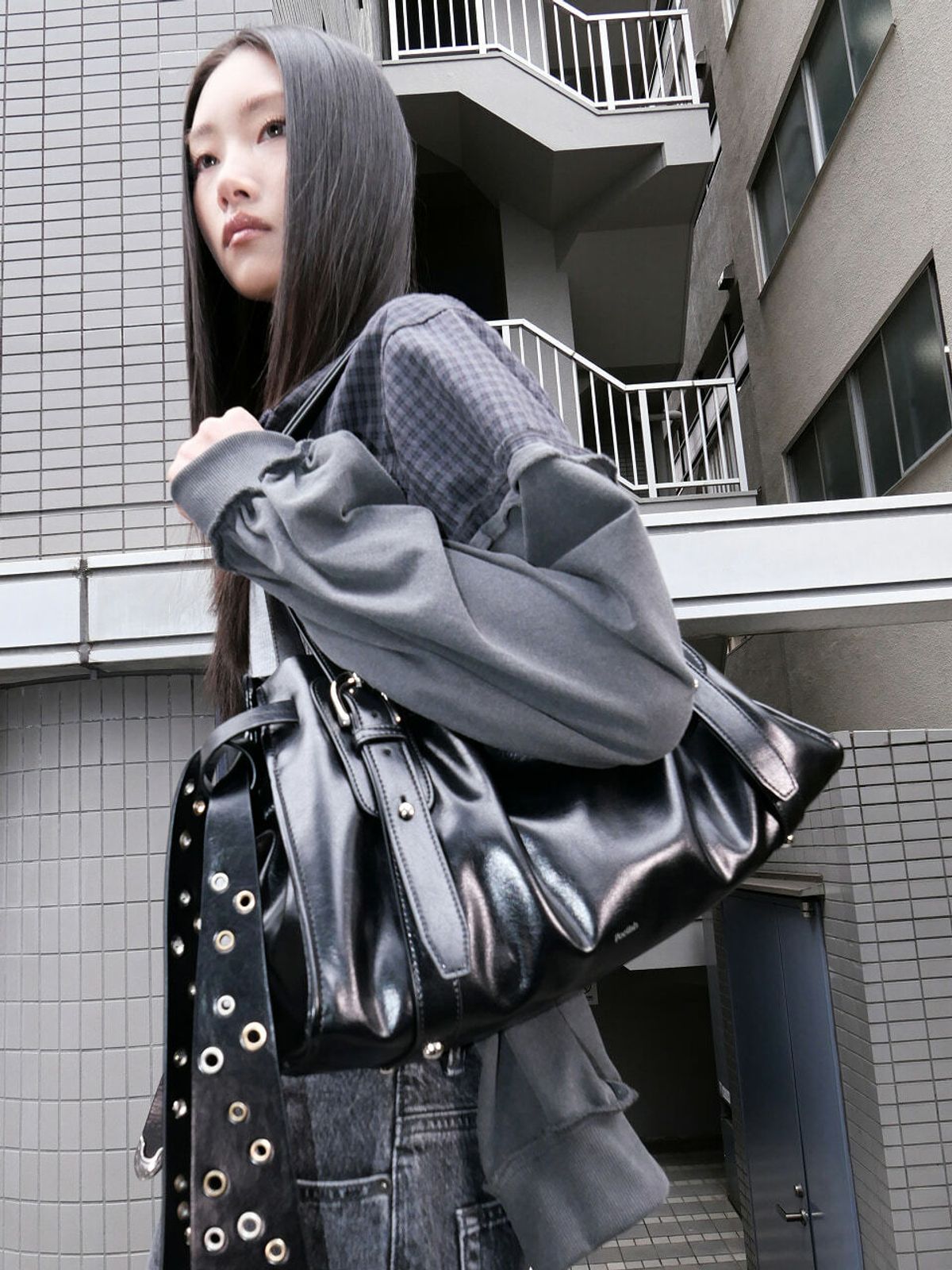 포에티시(POETISH) EYELETS TIE BUCKLE SHOULDER BAG AX6SG107_10
