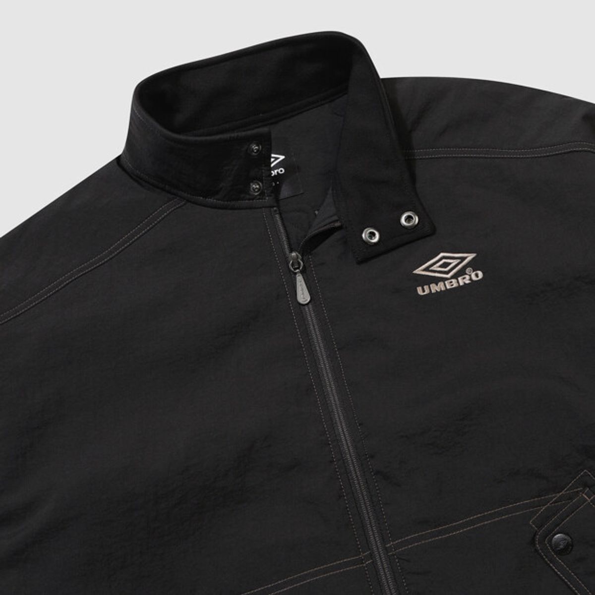 엄브로(UMBRO) 크리스피 타슬란 스탠넥 패딩 자켓 블랙 UR321CPJ91