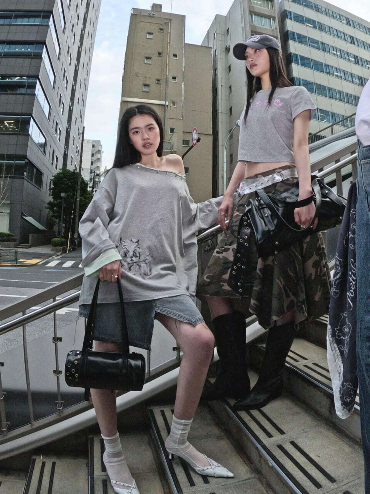 포에티시(POETISH) ANGMAGOM OFF-SHOULDER T-SHIRT AW6SE218_12