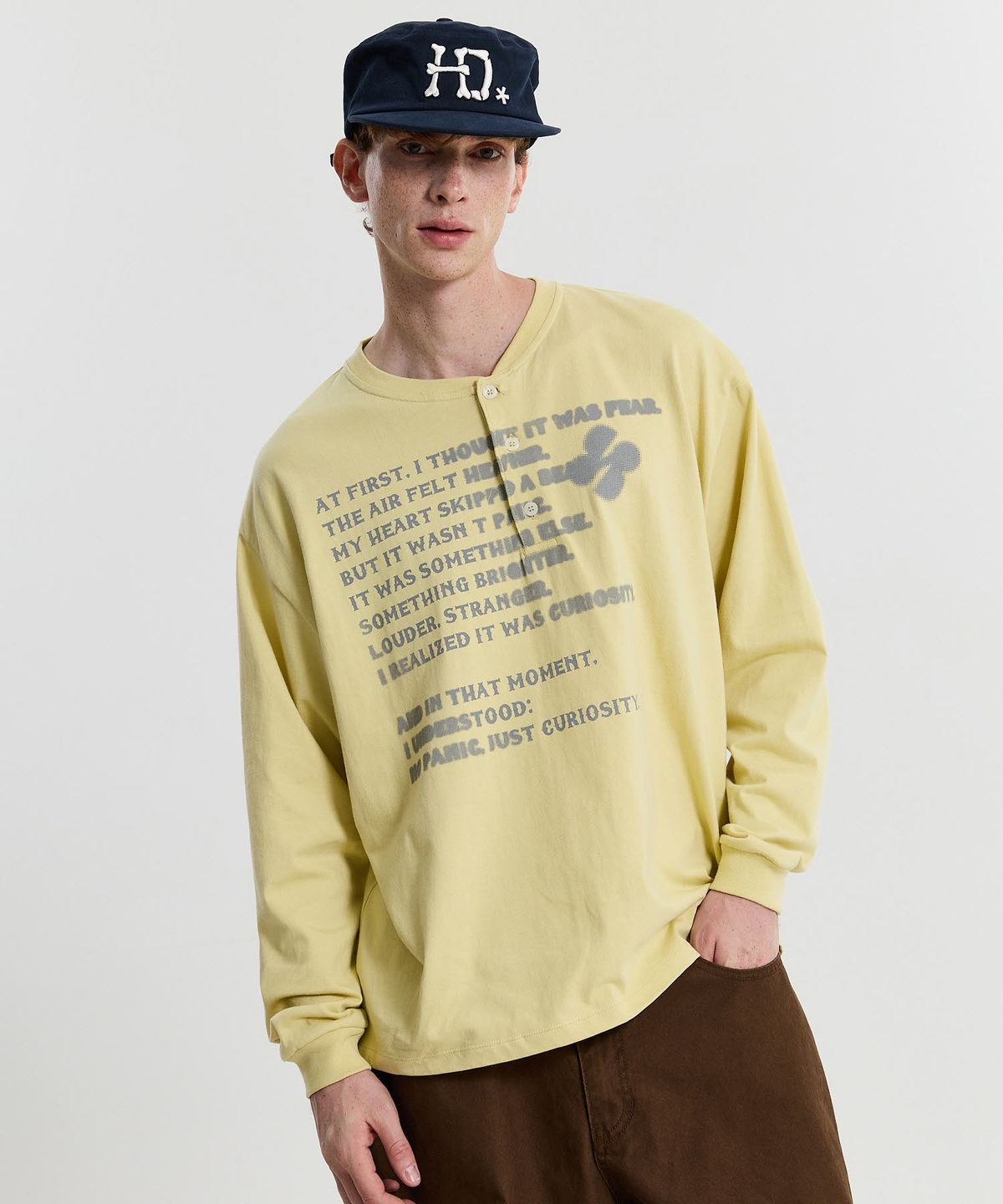 후드후드(HOODHOOD) 클로버 타이포 헨리넥 롱슬리브 라이트옐로우