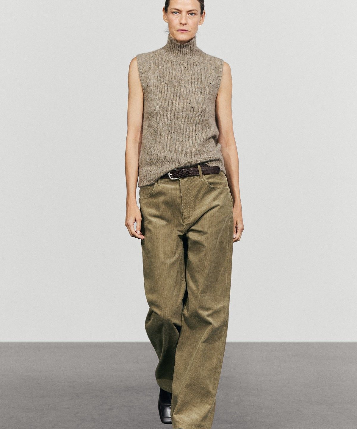 마시모두띠(MASSIMO DUTTI) 스웨이드 루즈 핏 미드라이즈 팬츠