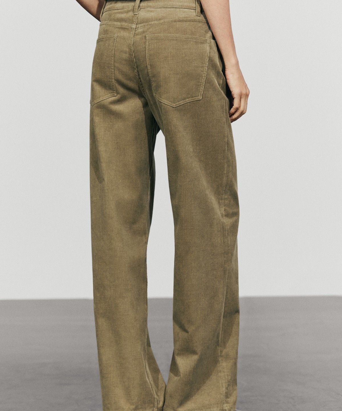 마시모두띠(MASSIMO DUTTI) 스웨이드 루즈 핏 미드라이즈 팬츠