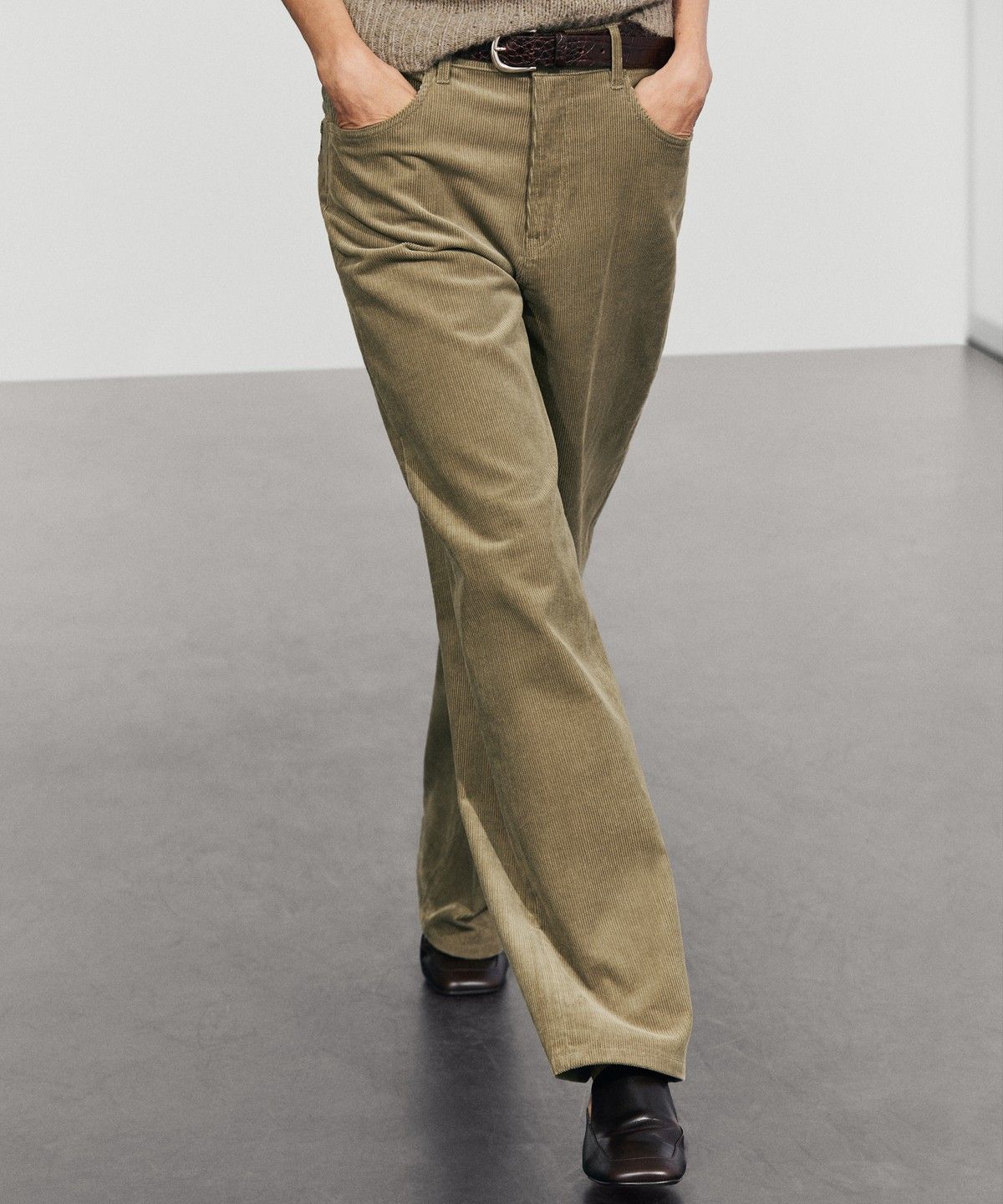마시모두띠(MASSIMO DUTTI) 스웨이드 루즈 핏 미드라이즈 팬츠