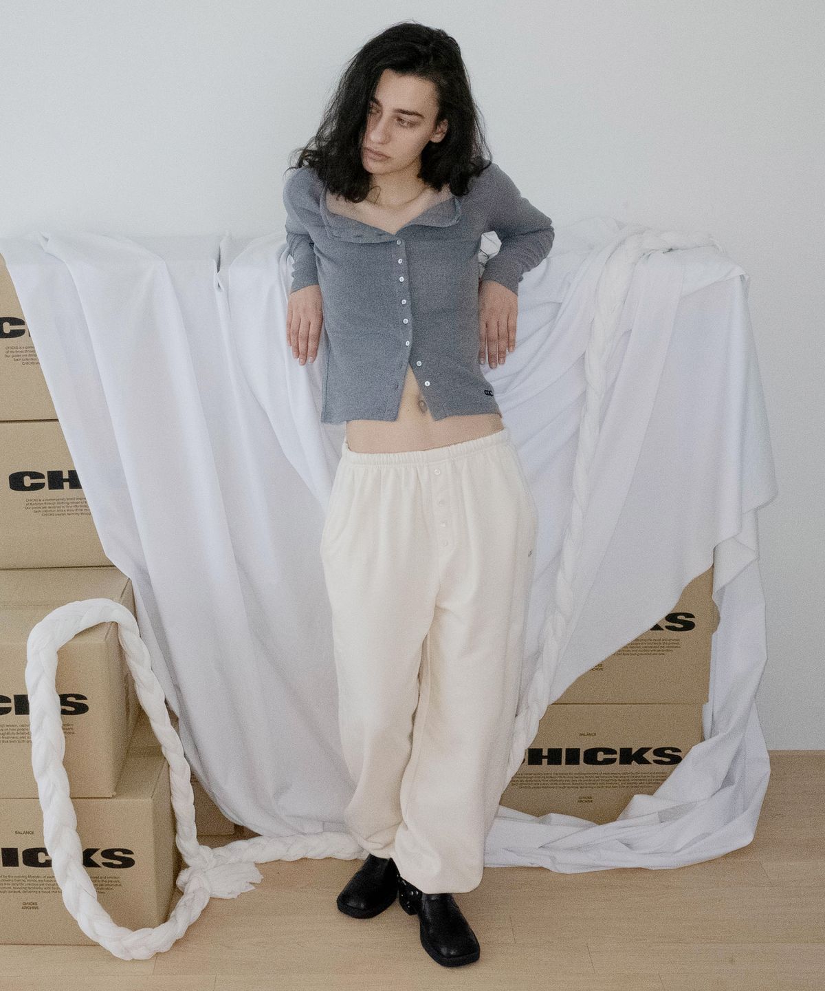 칙스(CHICKS) 데일리 버튼 벌룬 스웻 조거 팬츠 크림