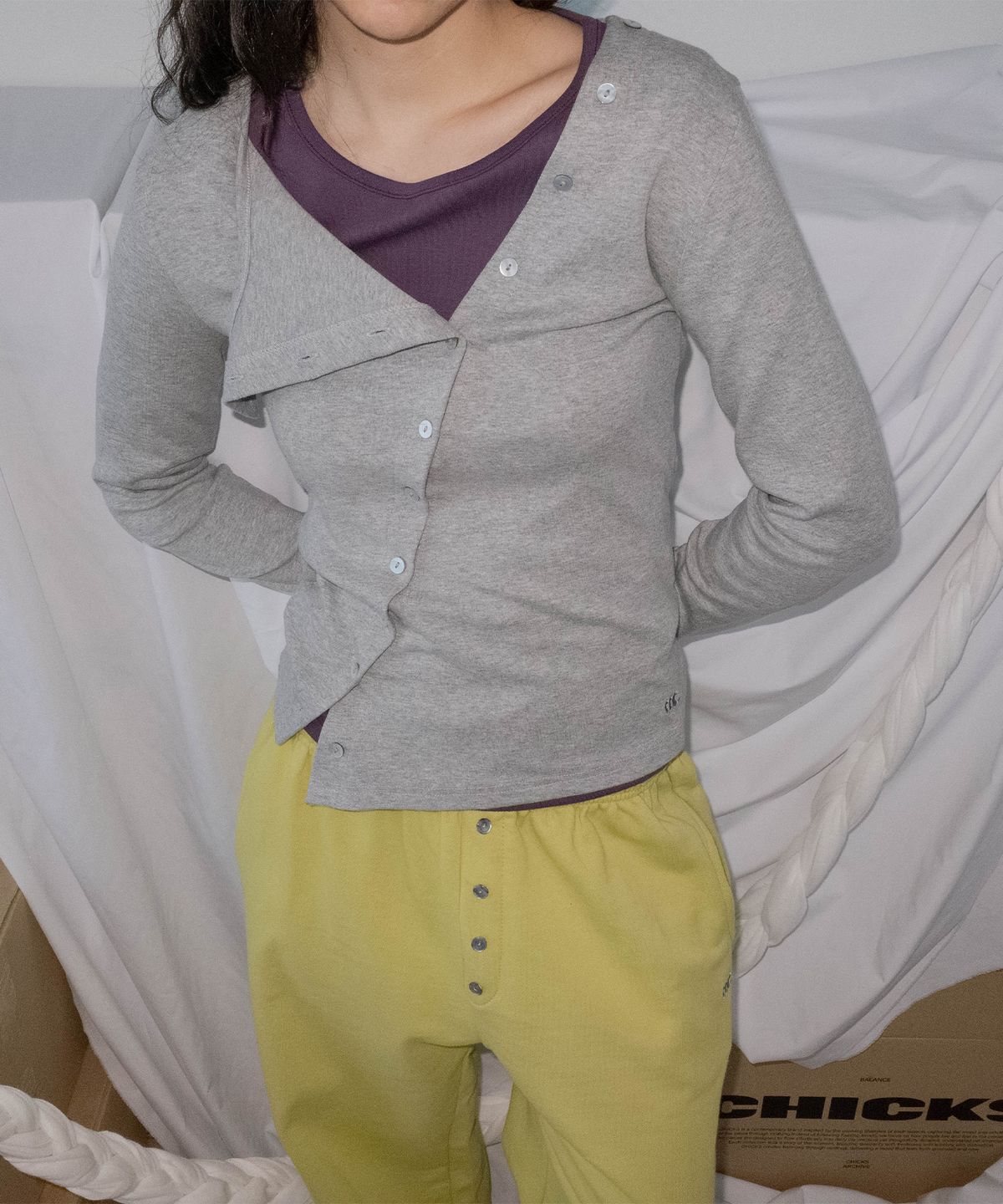 칙스(CHICKS) 데일리 버튼 벌룬 스웻 조거 팬츠 올리브