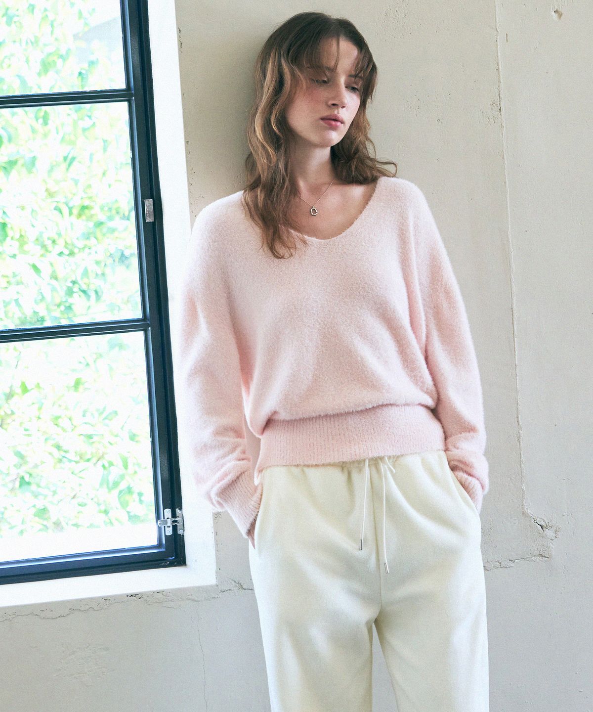 드로우핏 우먼(DRAWFIT WOMEN) 퍼지 헤어리 브이넥 풀오버 니트 [WHITE]