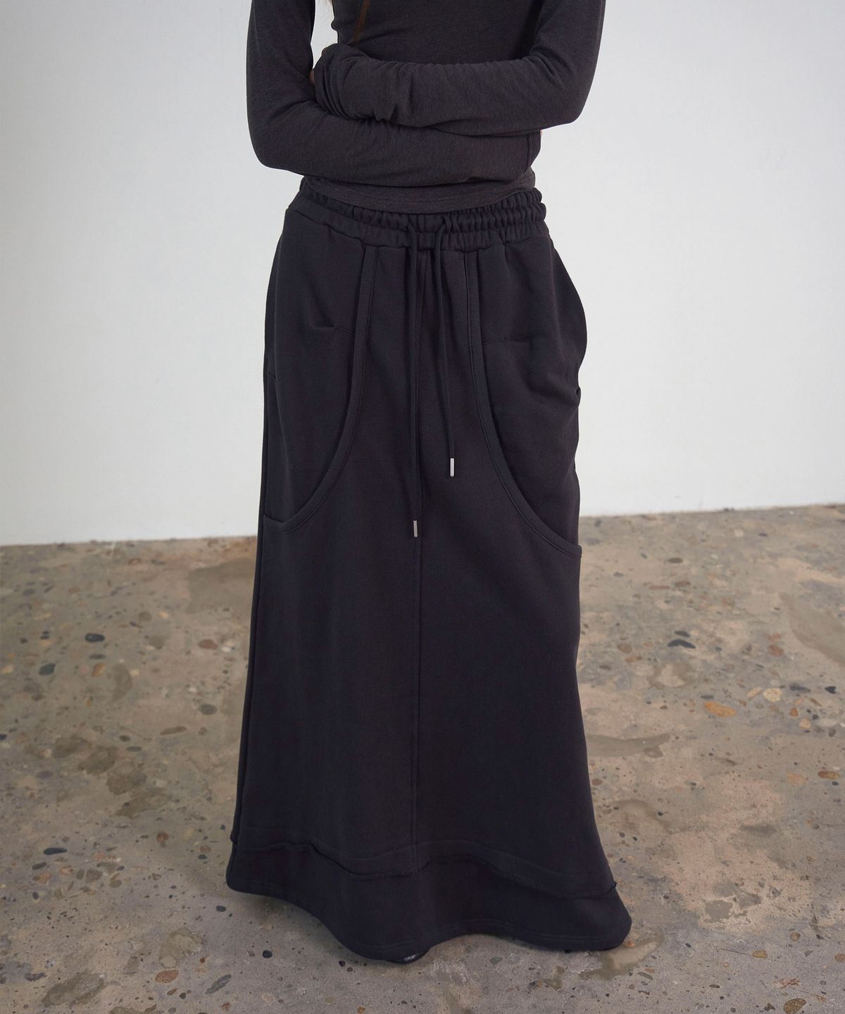 신앤리(SSIN AND LEE) Off-Duty Maxi Sweat Skirt Charcoal