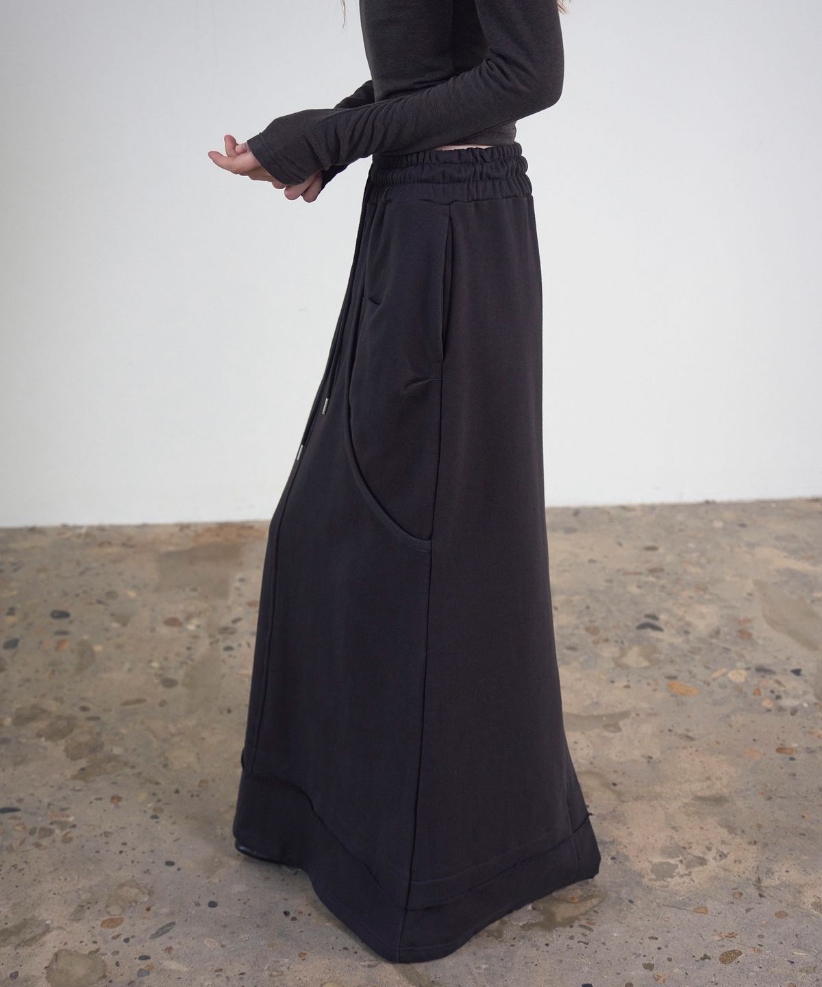 신앤리(SSIN AND LEE) Off-Duty Maxi Sweat Skirt Charcoal
