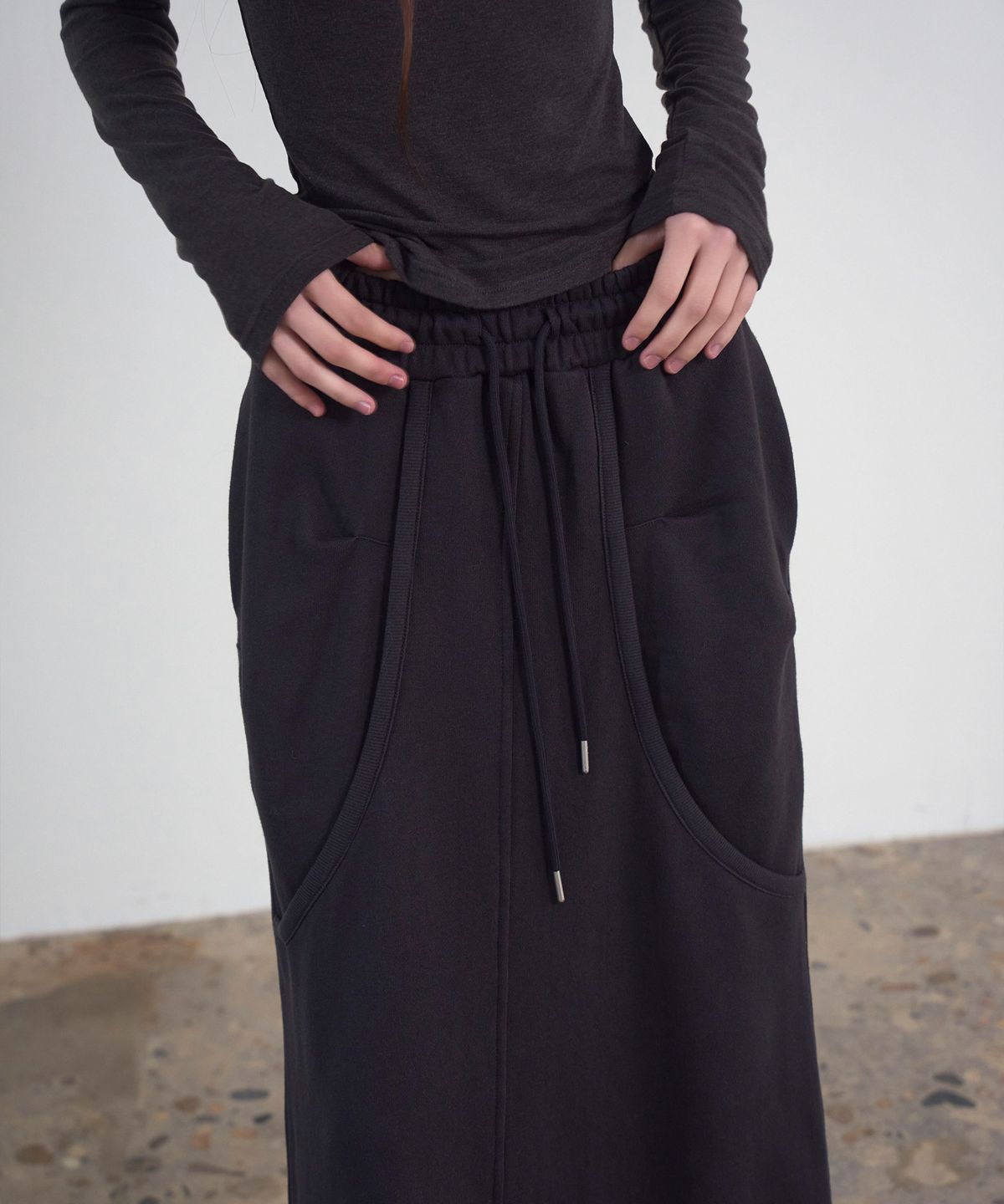 신앤리(SSIN AND LEE) Off-Duty Maxi Sweat Skirt Charcoal