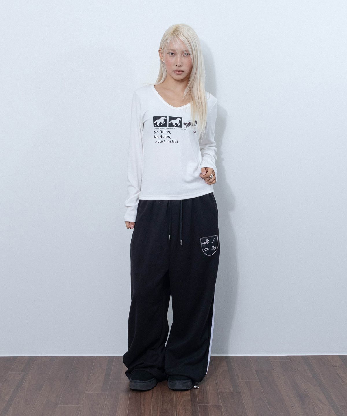 칙스(CHICKS) 인스팅트 도트 홀스 브이넥 슬림 긴팔 티셔츠 화이트