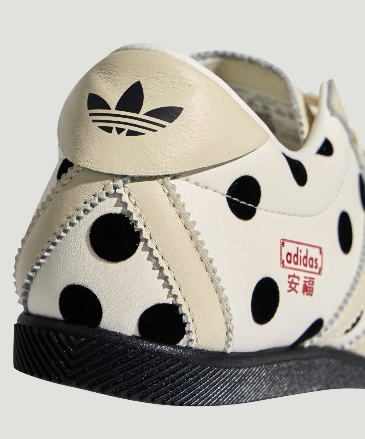 아디다스(ADIDAS) 안푸 - 화이트:블랙:레드 / LA1363