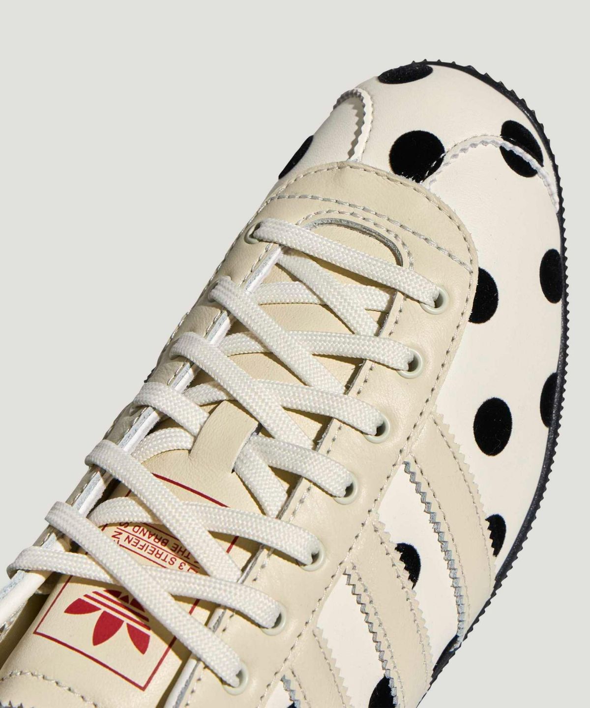아디다스(ADIDAS) 안푸 - 화이트:블랙:레드 / LA1363