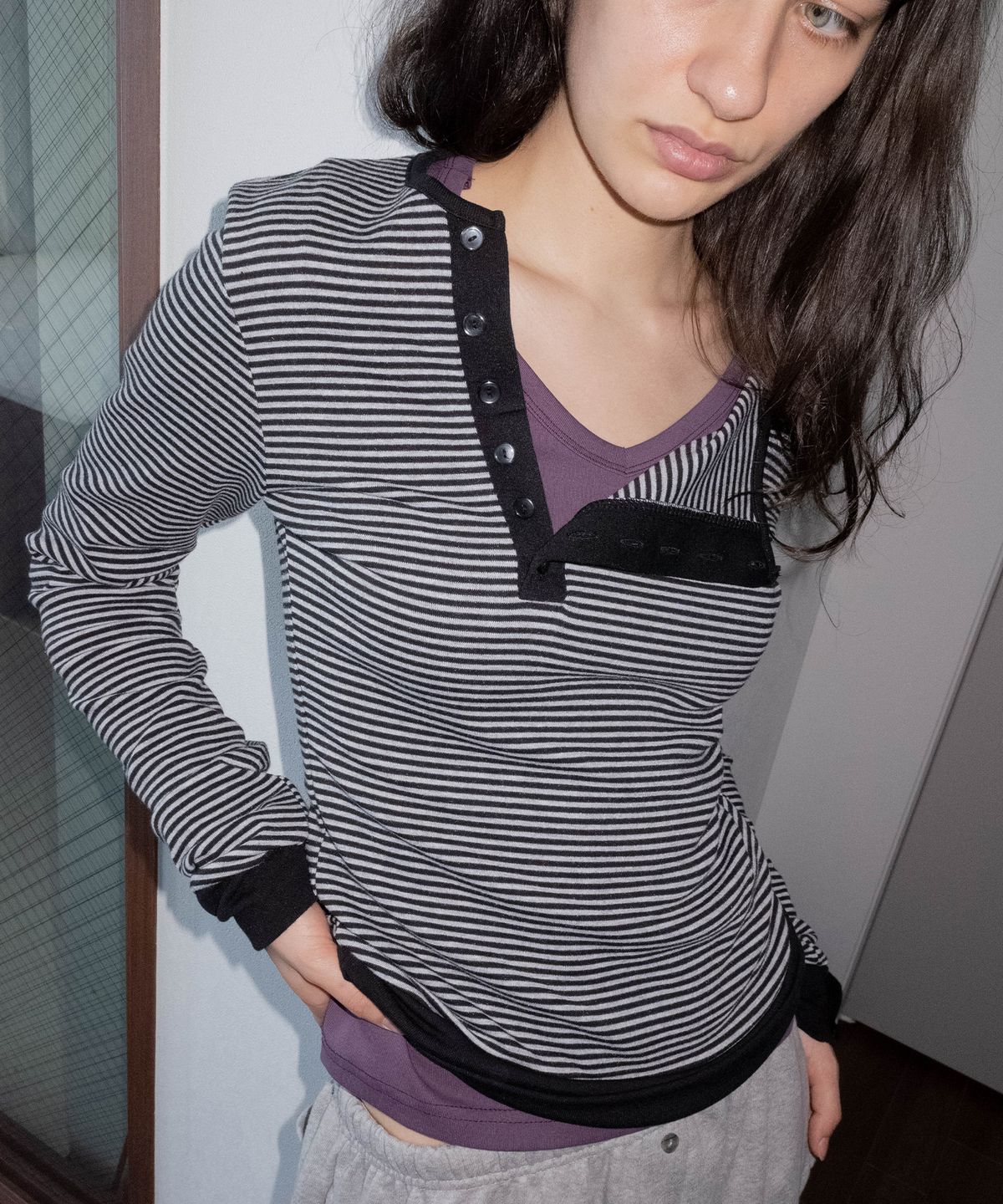 칙스(CHICKS) 스트라이프 언발 헨리넥 슬림 롱슬리브 블랙