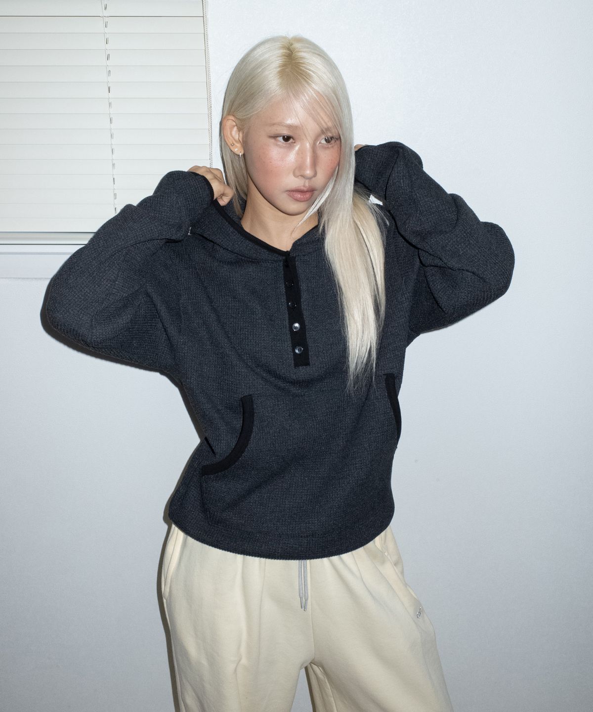 칙스(CHICKS) 브리즈 와플 헨리넥 후드티 차콜