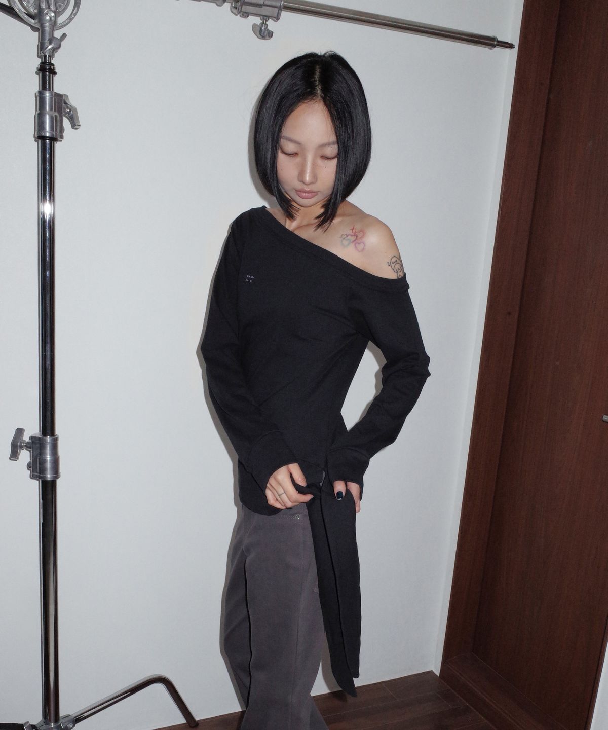 칙스(CHICKS) 언발 오프숄더 사선 절개 사이드 스트랩 긴팔 티셔츠 블랙