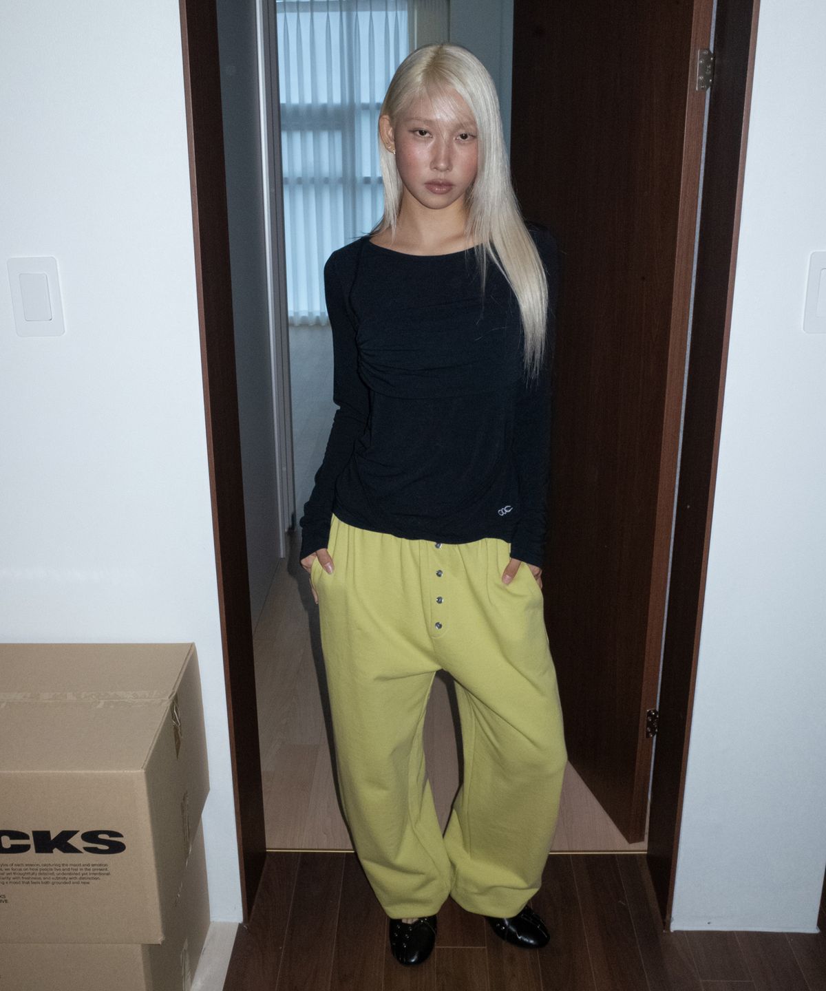 칙스(CHICKS) 셔링 레이어드 드레이프 슬림 긴팔 티셔츠 블랙