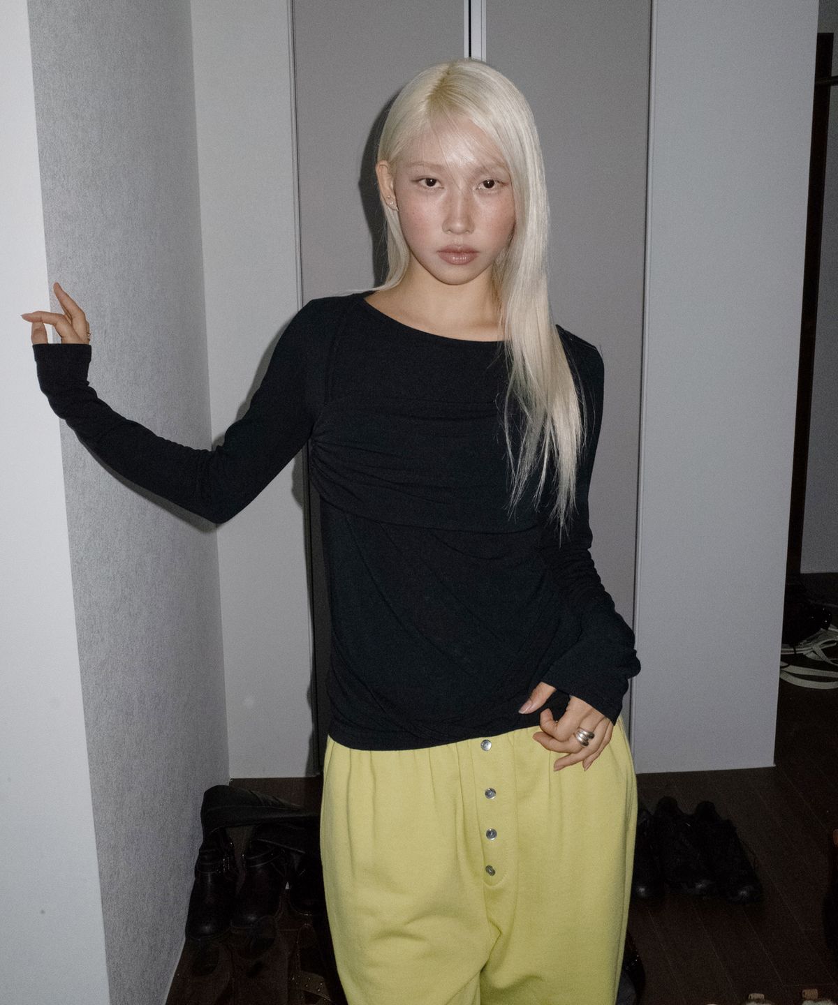 칙스(CHICKS) 셔링 레이어드 드레이프 슬림 긴팔 티셔츠 블랙