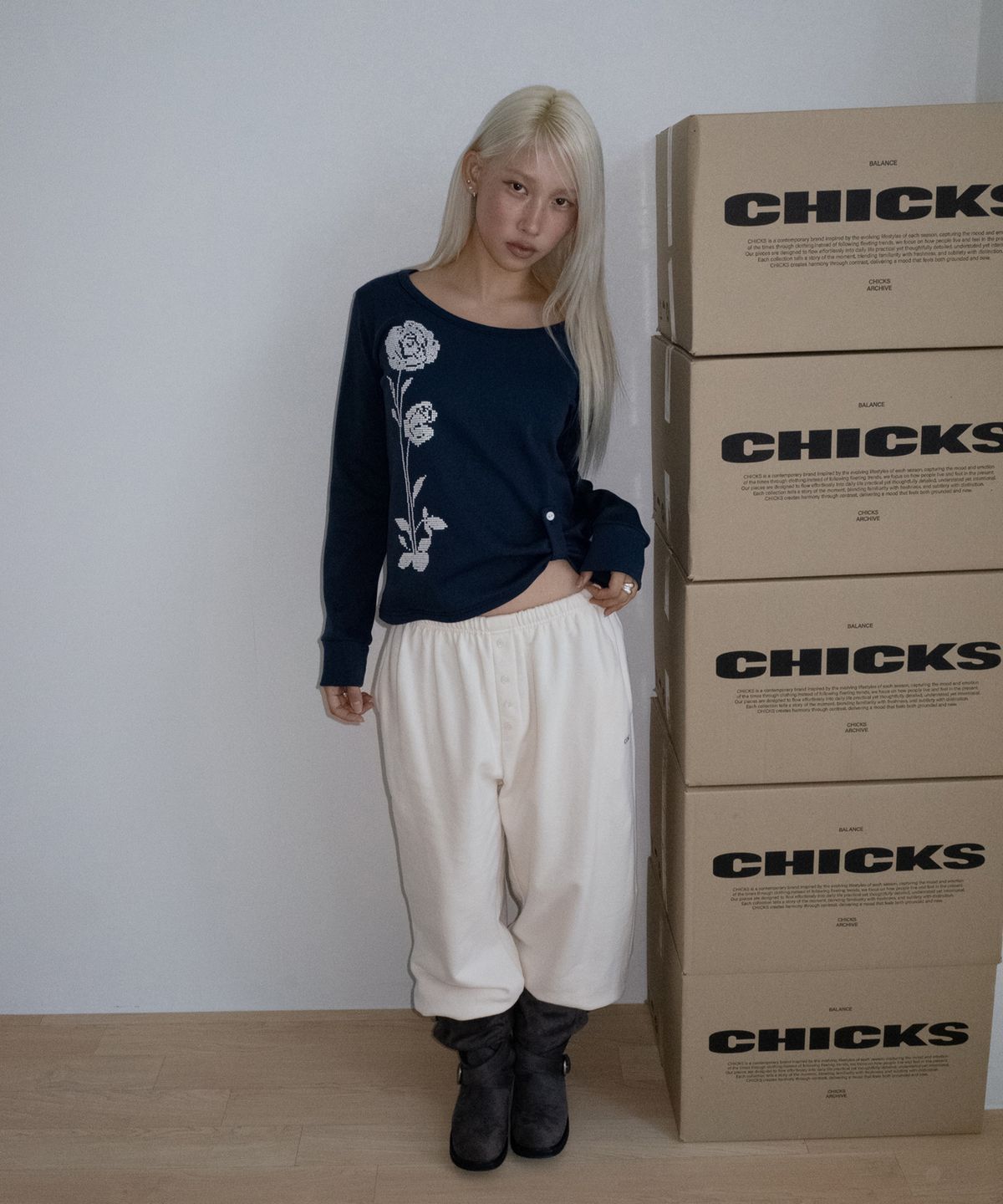 칙스(CHICKS) 은시X칙스 로즈 프린트 슬림 롱슬리브 네이비