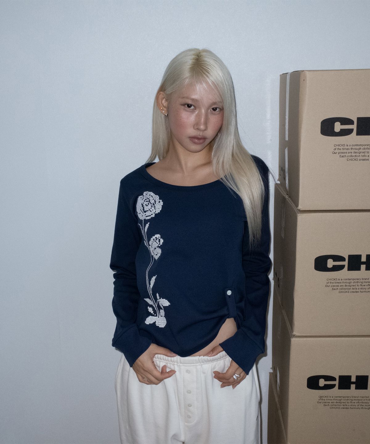 칙스(CHICKS) 은시X칙스 로즈 프린트 슬림 롱슬리브 네이비