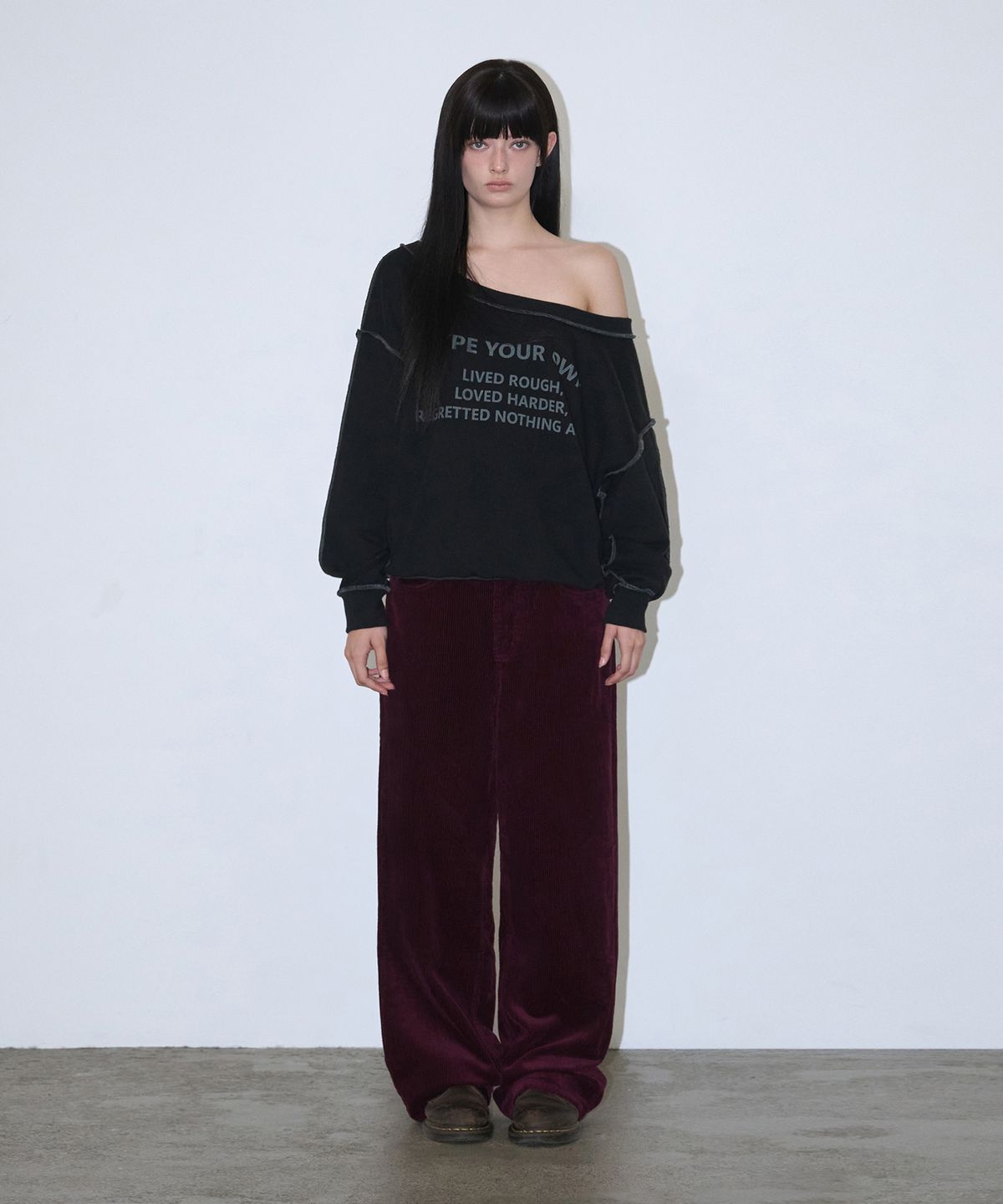 로타입(ROUGHTYPE) Color Stitch Off-shoulder Sweatshirt - Black
