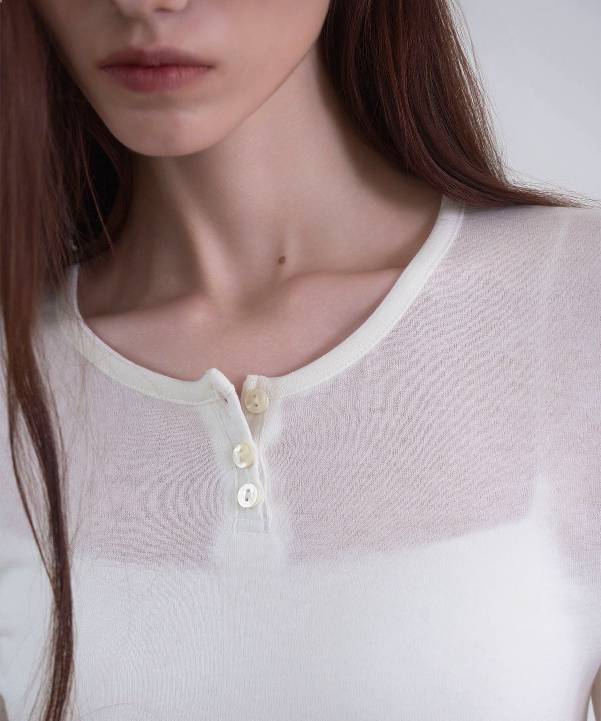 신앤리(SSIN AND LEE) Bare Henley Neck T-shirt White