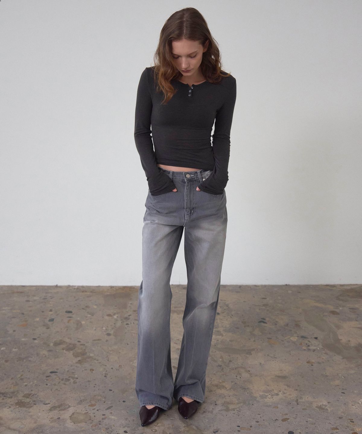 신앤리(SSIN AND LEE) Bare Henley Neck T-shirt Charcoal