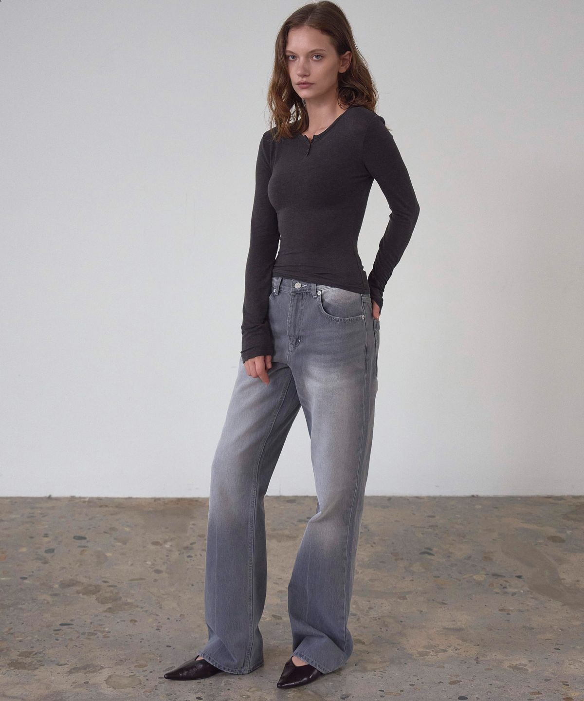 신앤리(SSIN AND LEE) Bare Henley Neck T-shirt Charcoal