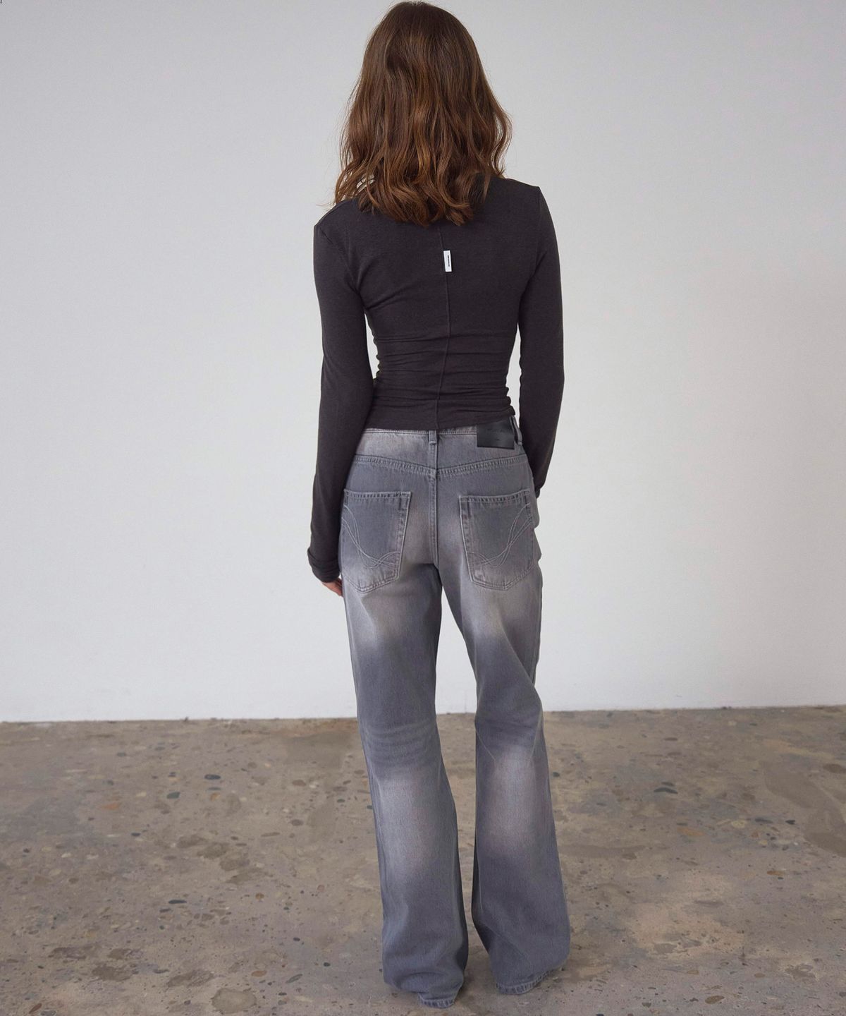 신앤리(SSIN AND LEE) Bare Henley Neck T-shirt Charcoal