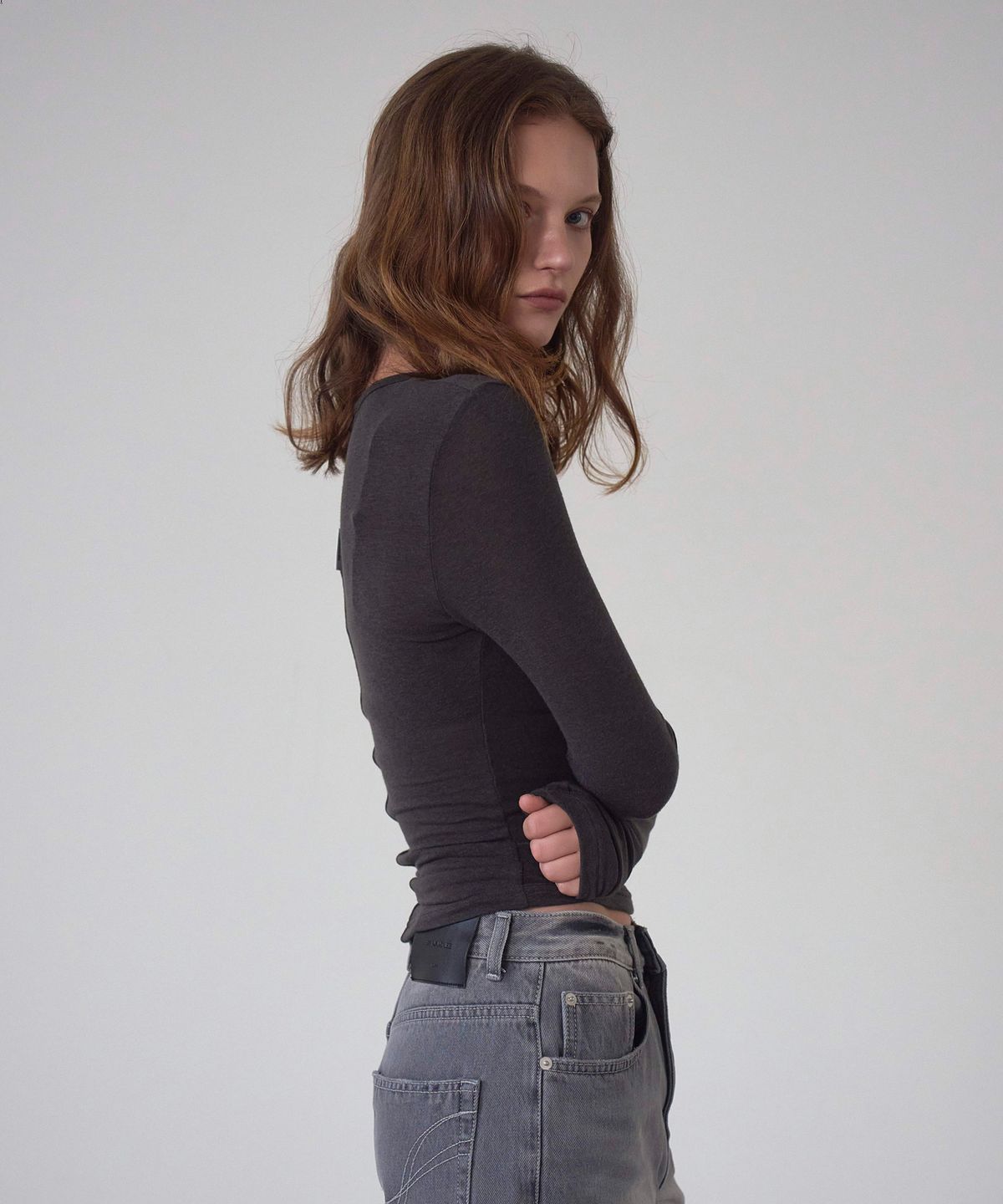 신앤리(SSIN AND LEE) Bare Henley Neck T-shirt Charcoal