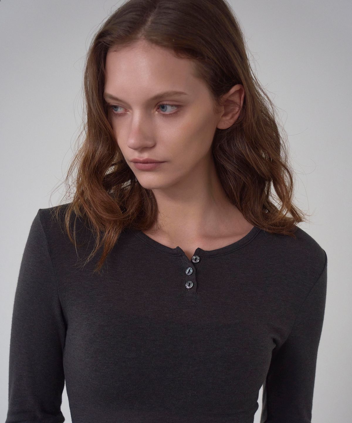 신앤리(SSIN AND LEE) Bare Henley Neck T-shirt Charcoal