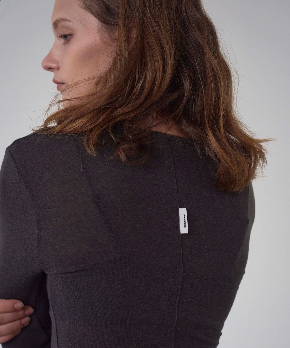 신앤리(SSIN AND LEE) Bare Henley Neck T-shirt Charcoal