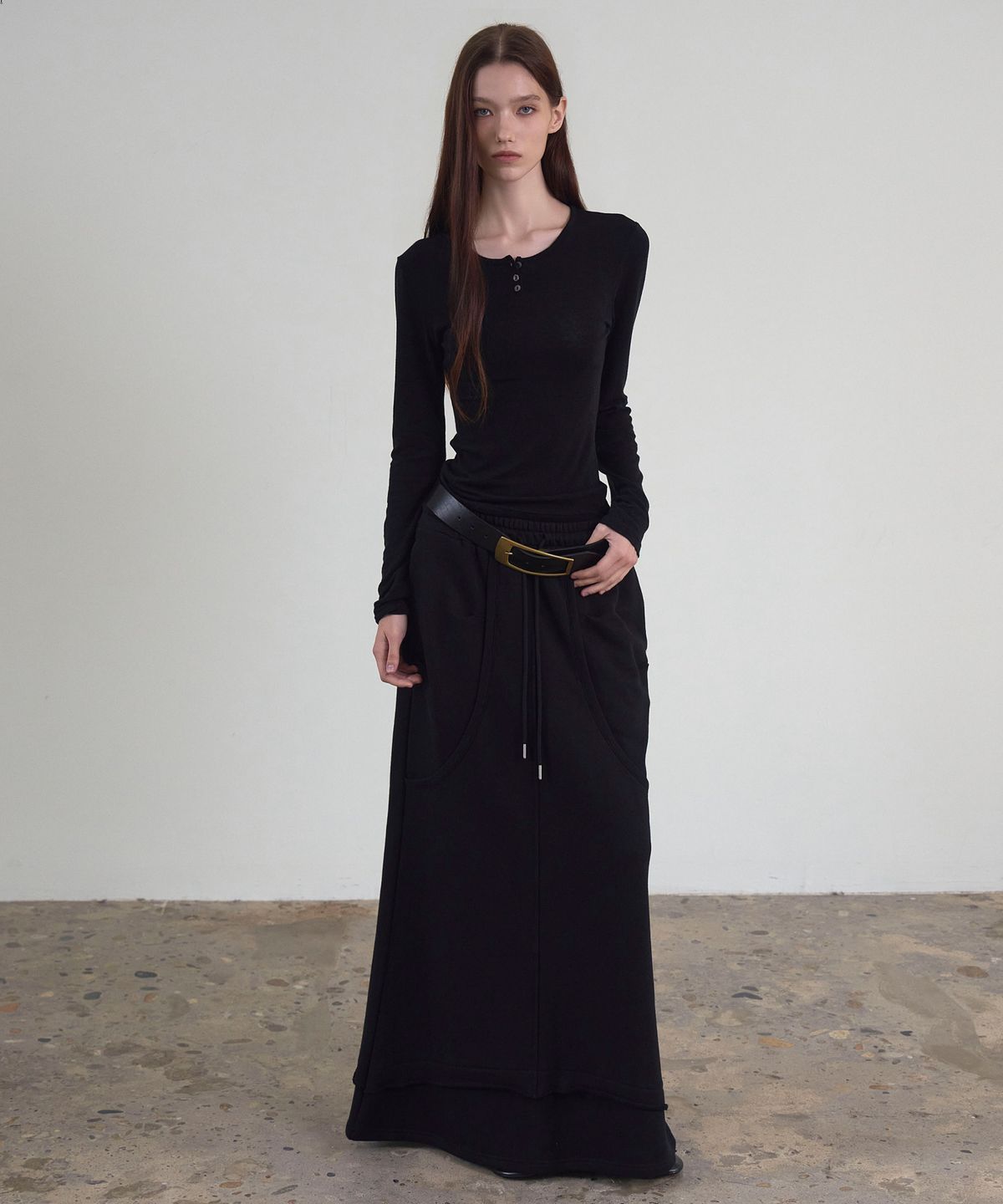 신앤리(SSIN AND LEE) Bare Henley Neck T-shirt Black